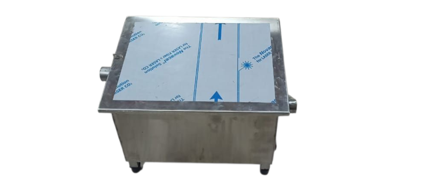 A grease trap equipped with a (solid) lid. - Image 1